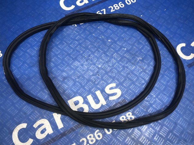 Ущільнювач задніх 3/5-й двері 4L0827705J VAG
