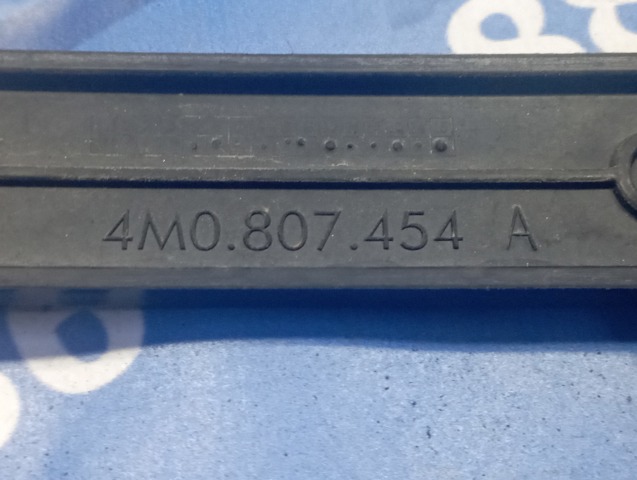 Кронштейн бампера заднього, правий 4M0807454A VAG