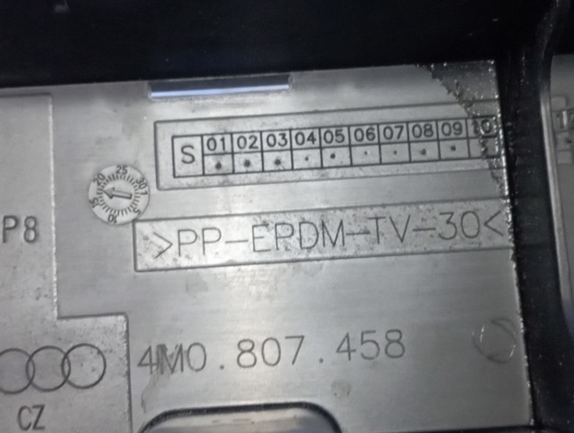 Кронштейн бампера заднього, центральний 4M0807458 VAG