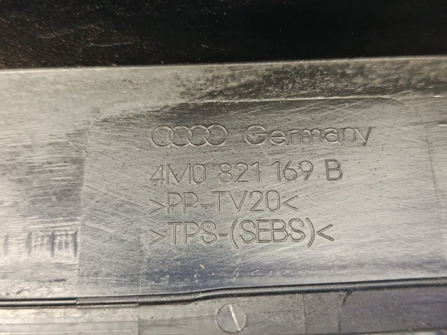 Гумка під капот 4M0821169B VAG