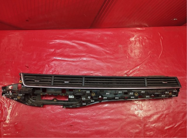 Решітка повітропровода 4M1820902AM VAG