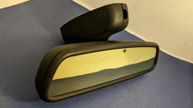 Дзеркало заднього виду в салоні BMW 5