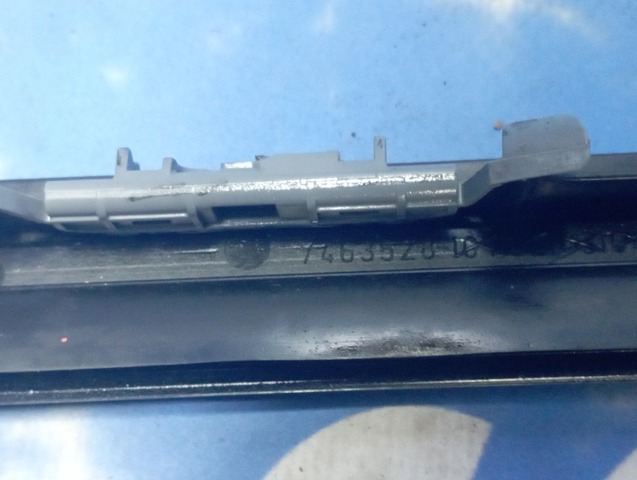 Правий молдинг вітрового скла 51317463528 BMW