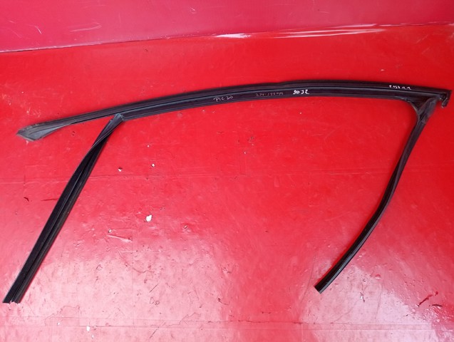 Направляюча скла рамки двері, переднього права 51337289618 BMW