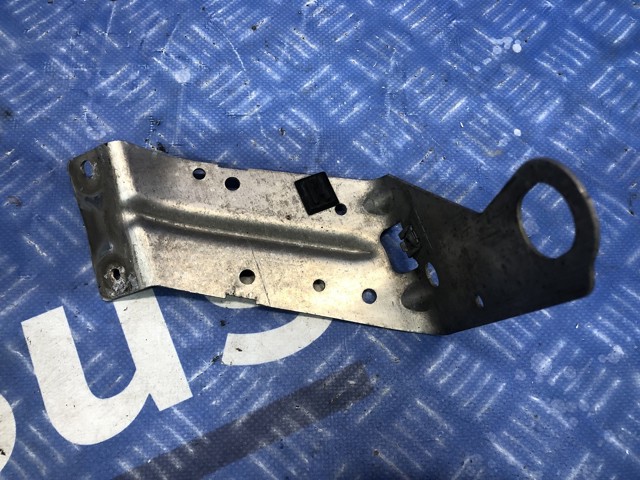 Кронштейн кріплення захисту двигуна 51717188835 BMW