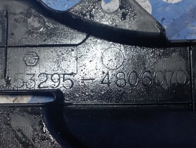 Накладка верхня передньої панелі/супорту радіатора 5329548060 TOYOTA