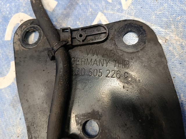 Важіль/тяга задньої підвіски подовжній нижній, правий 5Q0505224D VAG