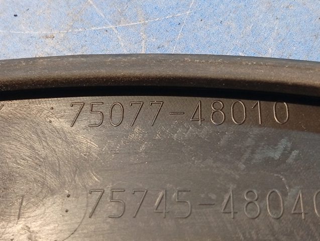 Накладка задніх правих дверей 7507748010 TOYOTA