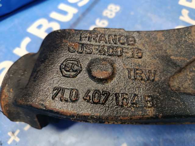 Правий важіль передній нижній підвіски 7L0407152H VAG