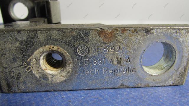 Шарнір передніх лівих дверей 7L0831401A VAG