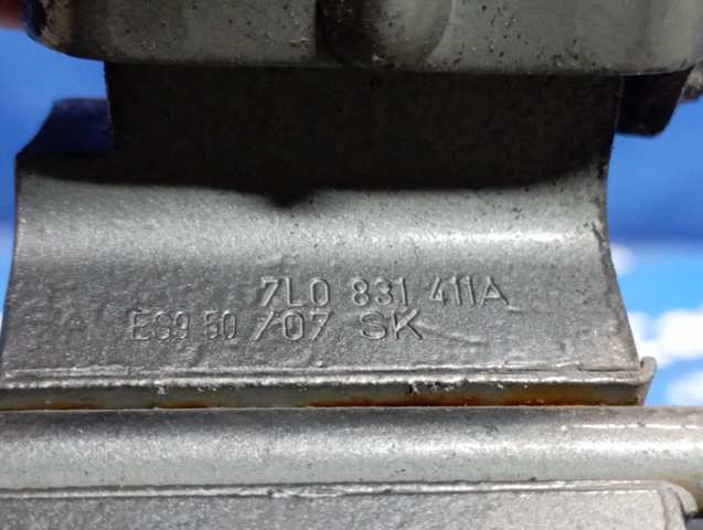 Завіса дверей передных лівих 7L0831411A VAG