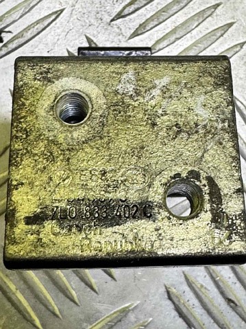 Петля задніх правих дверей 7L0833402C VAG