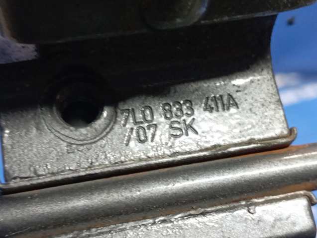 Петля заднтої двері, лівої 7L0833411A VAG