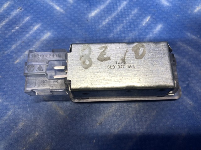 Плафон підсвічення бардачка 7L0947415 VAG