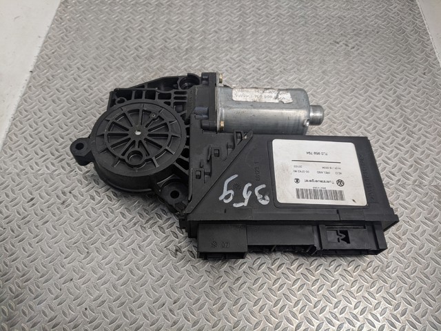 Двигун стеклопод'емника двері задньої, правої 7L0959794 VAG