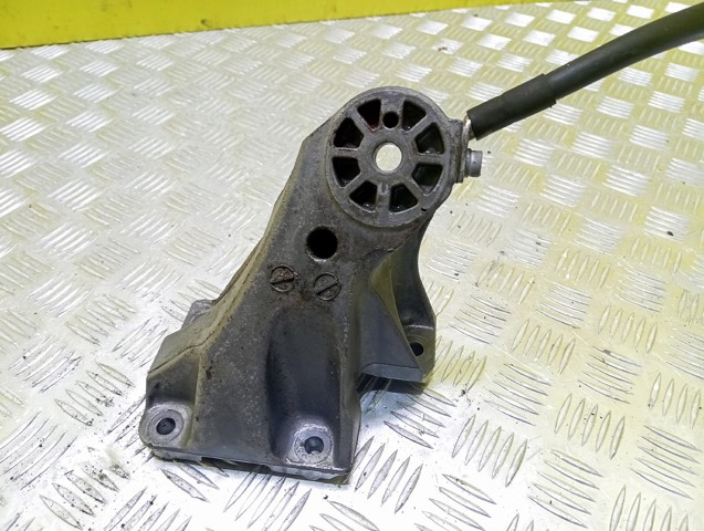 Кронштейн подушки (опори) двигуна, правої 7L6199308B VAG