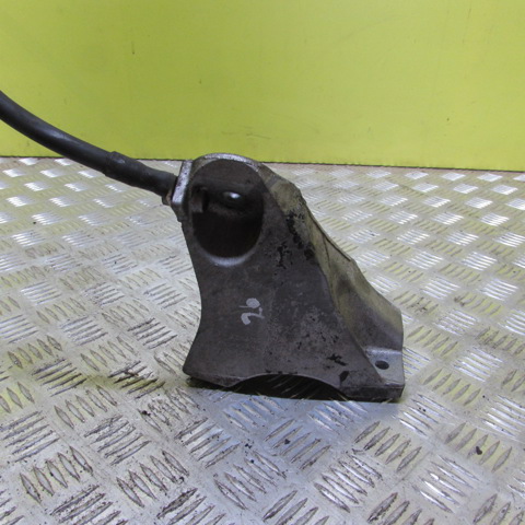 Кронштейн подушки (опори) двигуна, правої 7L6199308C VAG