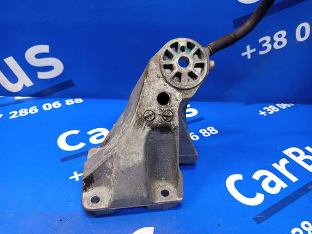 Кронштейн подушки (опори) двигуна, правої 7L6199308D VAG