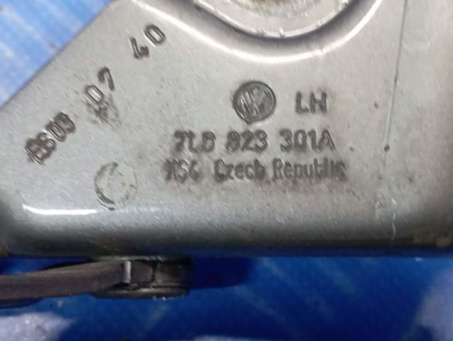 Завіса капота ліва 7L6823301A VAG