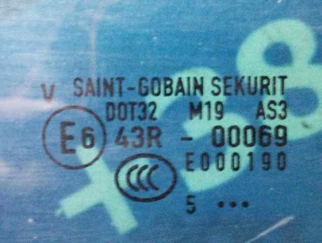 Скло багажного відсіку, праве 7L6845298 VAG