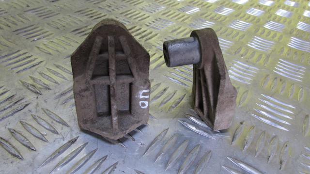 Подушка радіатора охолодження, нижня 7P0121079 VAG