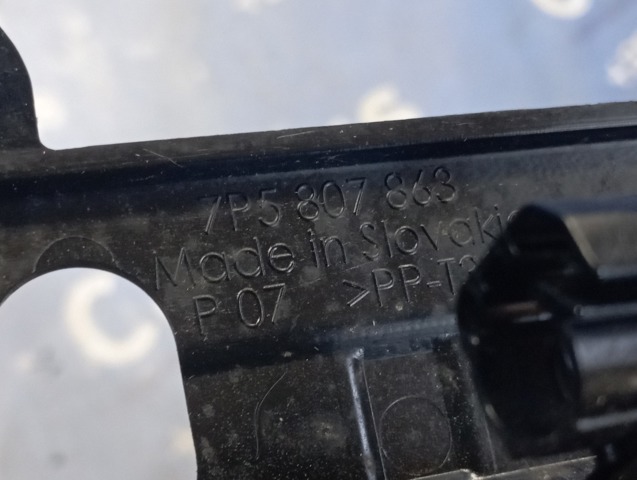 Кронштейн бампера заднього, центральний 7P5807863 VAG