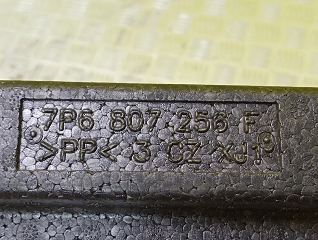 Абсорбер бампера заднього 7P6807256F VAG