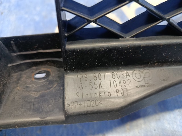 Кронштейн бампера заднього, центральний 7P6807863A VAG