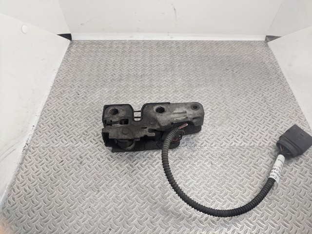 Замок капота 7P6823509 VAG