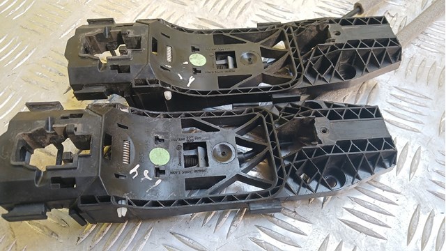 Тримач зовнішньої ручки дверей, передньої лівої 7P6837885 VAG