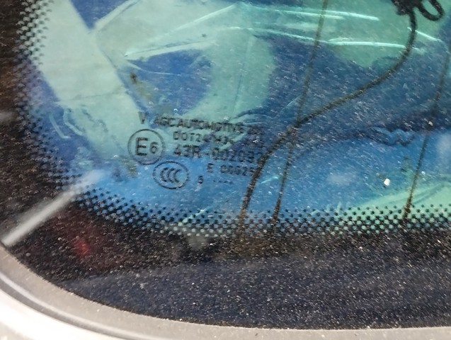 Скло багажного відсіку, праве 7P6845298S VAG