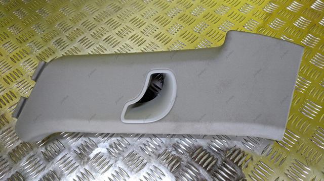 Обшивка стійки кузова внутрішня, задня права 7P6867242G VAG
