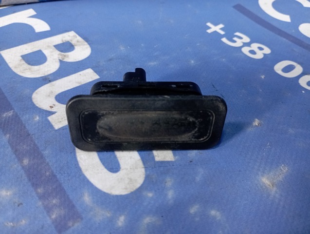 Кнопка приводу замка 3/5 дверей (ляди) / кришки багажника 8200076256 RENAULT