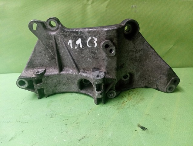 Кронштейн генератора 8200100148 RENAULT