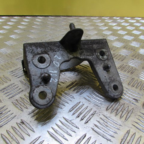 Кронштейн подушки КПП 8200219372 RENAULT