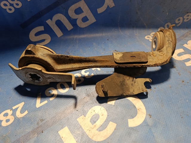 Подушка (опора) двигуна, права верхня 8200404271 RENAULT
