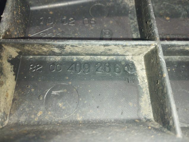Кронштейн кріплення бампера переднього лівий 8200409286 RENAULT