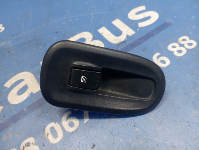 Кнопковий блок керування склопідіймачами передній правий 8200548968 RENAULT