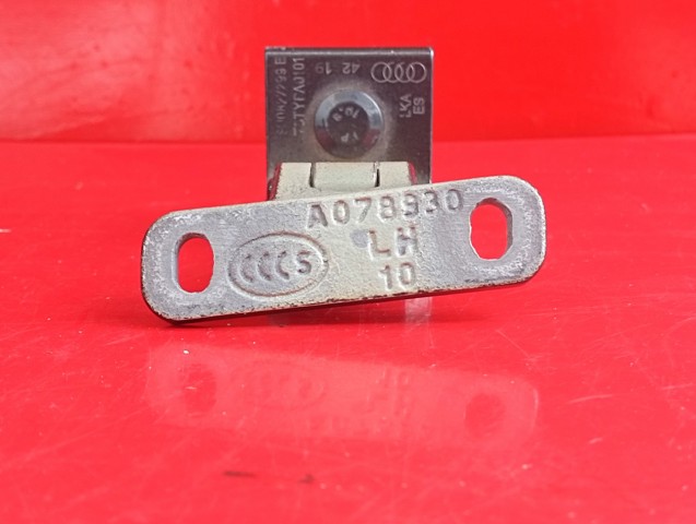 Петля багажника 8U0827299E VAG
