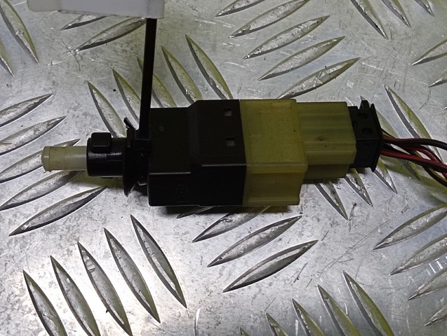 Кнопка стоп-сигналу A0015453809 MERCEDES