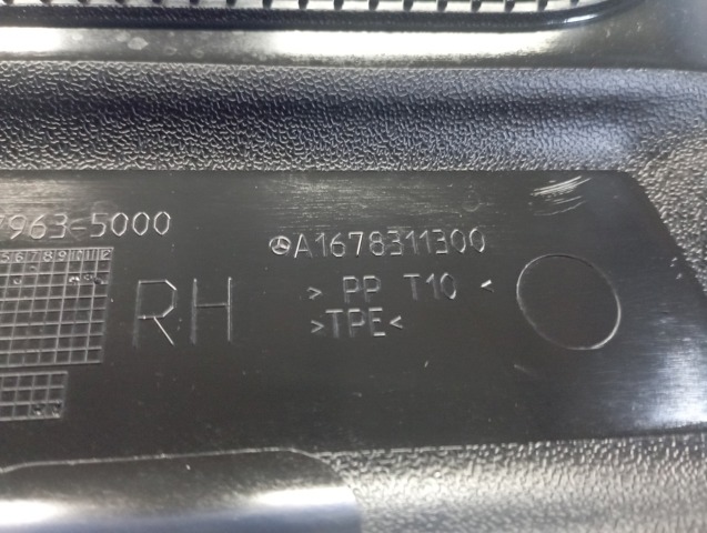 Решітка склоочисників, права A1678311300 MERCEDES