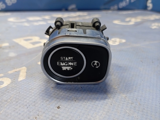 Кнопка запуску двигуна A1679054901 MERCEDES