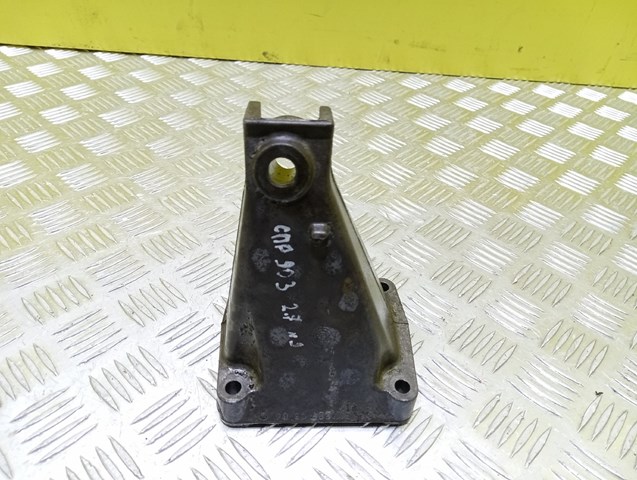 Кронштейн подушки (опори) двигуна, правої A6112230304 MERCEDES
