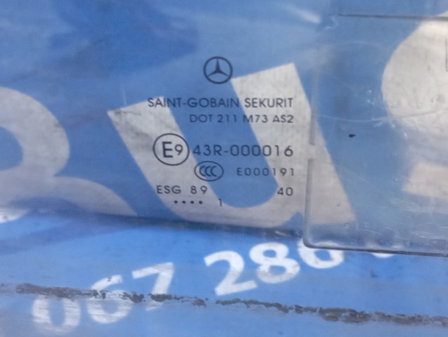Скло передніх дверей, правих A6397250310 MERCEDES