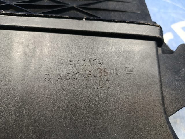 Корпус повітряного фільтра, правий A6420903601 MERCEDES