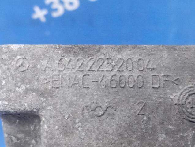 Кронштейн подушки (опори) двигуна, правої A6422232004 MERCEDES