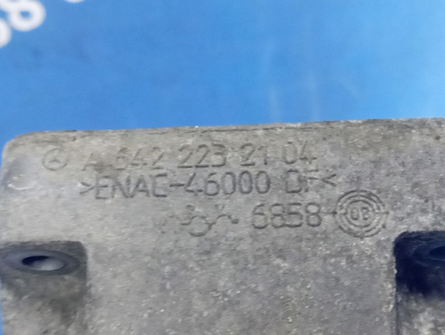 Кронштейн подушки (опори) двигуна, лівої A6422232104 MERCEDES