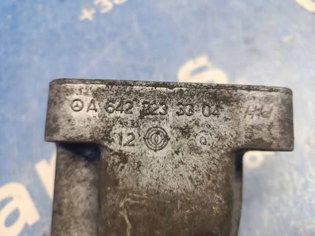 Кронштейн подушки (опори) двигуна, лівої A6422233304 MERCEDES