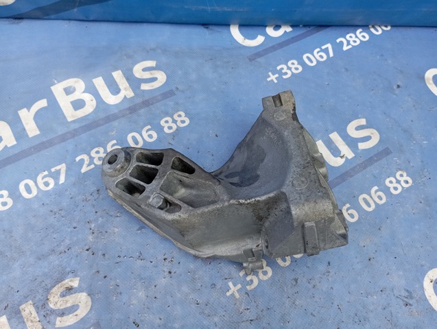 Кронштейн подушки (опори) двигуна, лівої A6512230004 MERCEDES