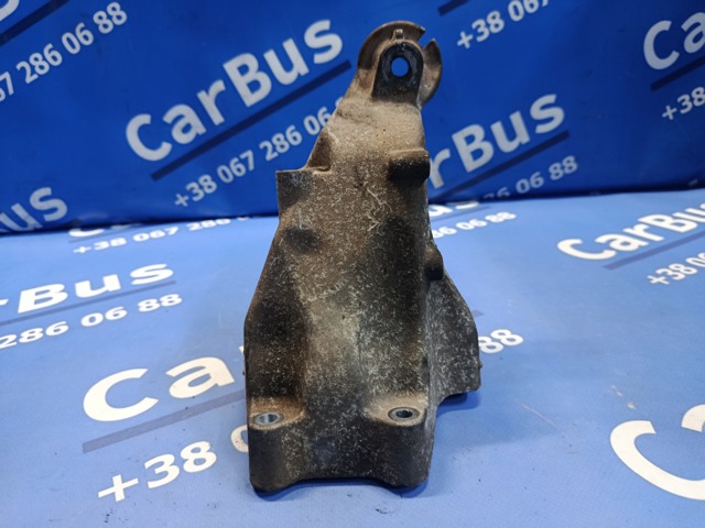 Кронштейн подушки (опори) двигуна, правої A6512233404 MERCEDES